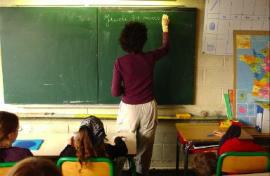 "Classe primaire". Con licenza CC BY-SA 2.5 tramite Wikimedia Commons - https://commons.wikimedia.org/wiki/File:Classe_primaire.jpg#/media/File:Classe_primaire.jpg